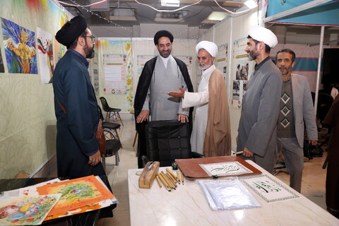تصاویر/ بازدید میرمحمدی رئیس مرکز خدمات از بخش حوزوی نمایشگاه قرآن