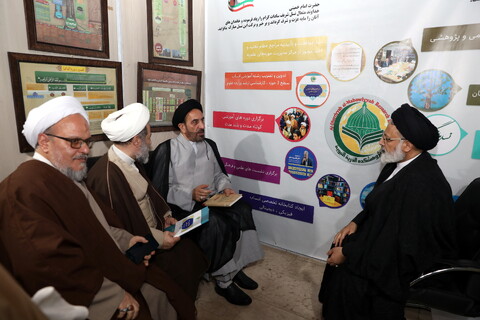 تصاویر/ بازدید میرمحمدی رئیس مرکز خدمات از بخش حوزوی نمایشگاه قرآن