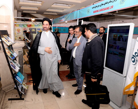 تصاویر/ بازدید میرمحمدی رئیس مرکز خدمات از بخش حوزوی نمایشگاه قرآن