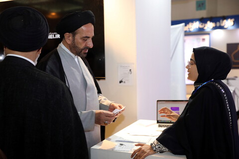 تصاویر/ بازدید میرمحمدی رئیس مرکز خدمات از بخش حوزوی نمایشگاه قرآن