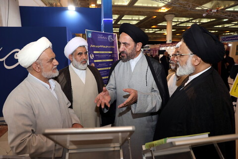تصاویر/ بازدید میرمحمدی رئیس مرکز خدمات از بخش حوزوی نمایشگاه قرآن
