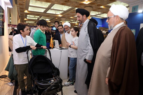 تصاویر/ بازدید میرمحمدی رئیس مرکز خدمات از بخش حوزوی نمایشگاه قرآن