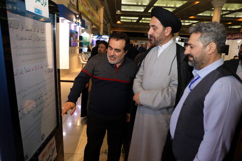 تصاویر/ بازدید میرمحمدی رئیس مرکز خدمات از بخش حوزوی نمایشگاه قرآن