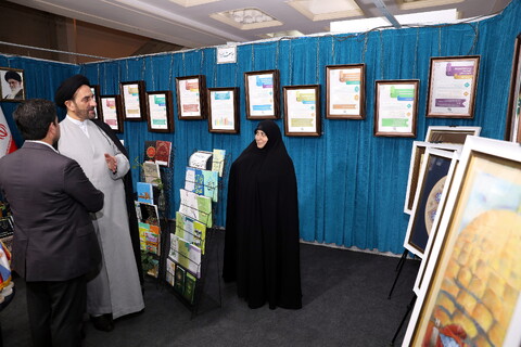 تصاویر/ بازدید میرمحمدی رئیس مرکز خدمات از بخش حوزوی نمایشگاه قرآن