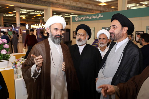 تصاویر/ بازدید میرمحمدی رئیس مرکز خدمات از بخش حوزوی نمایشگاه قرآن
