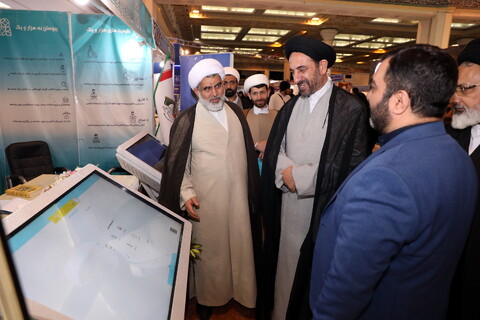 تصاویر/ بازدید میرمحمدی رئیس مرکز خدمات از بخش حوزوی نمایشگاه قرآن