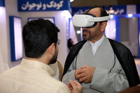 تصاویر/ بازدید میرمحمدی رئیس مرکز خدمات از بخش حوزوی نمایشگاه قرآن