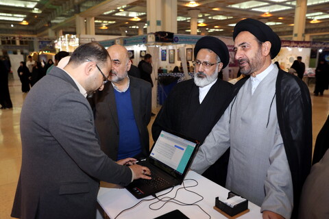 تصاویر/ بازدید میرمحمدی رئیس مرکز خدمات از بخش حوزوی نمایشگاه قرآن