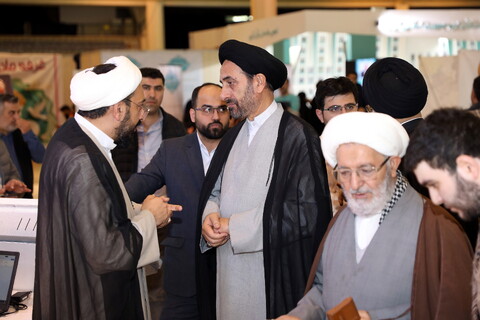 تصاویر/ بازدید میرمحمدی رئیس مرکز خدمات از بخش حوزوی نمایشگاه قرآن