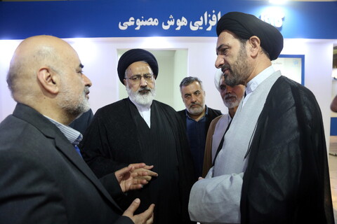 تصاویر/ بازدید میرمحمدی رئیس مرکز خدمات از بخش حوزوی نمایشگاه قرآن