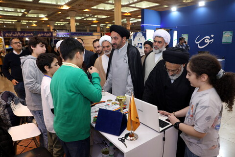تصاویر/ بازدید میرمحمدی رئیس مرکز خدمات از بخش حوزوی نمایشگاه قرآن
