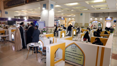 تصاویر/ بازدید میرمحمدی رئیس مرکز خدمات از بخش حوزوی نمایشگاه قرآن