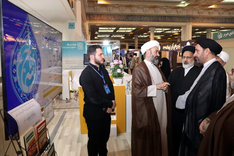 تصاویر/ بازدید میرمحمدی رئیس مرکز خدمات از بخش حوزوی نمایشگاه قرآن