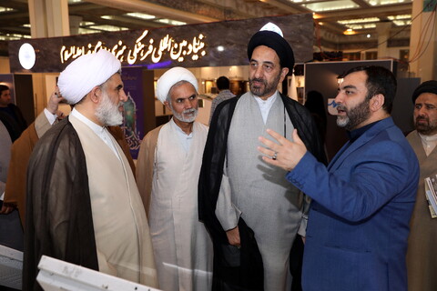 تصاویر/ بازدید میرمحمدی رئیس مرکز خدمات از بخش حوزوی نمایشگاه قرآن