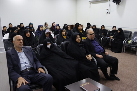 دیدار جمعی از خانواده شهدا و ایثارگران اهواز با نماینده ولی فقیه در خوزستان
