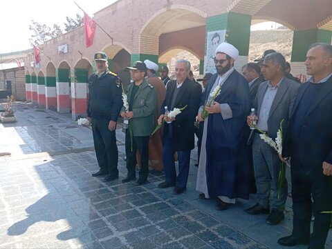 تصاویر/عطرافشانی مزار شهدا  قروه به مناسبت ۲۲ اسفند