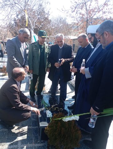 تصاویر/عطرافشانی مزار شهدا  قروه به مناسبت ۲۲ اسفند