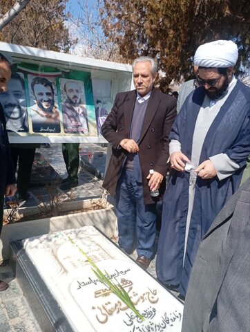 تصاویر/عطرافشانی مزار شهدا  قروه به مناسبت ۲۲ اسفند