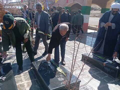 تصاویر/عطرافشانی مزار شهدا  قروه به مناسبت ۲۲ اسفند