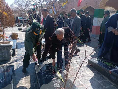 تصاویر/عطرافشانی مزار شهدا  قروه به مناسبت ۲۲ اسفند