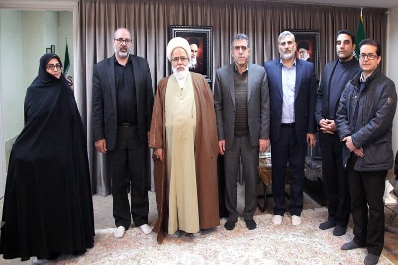 اهدای لوح تقدیر وزیر آموزش‌ و پرورش به نماینده ولی ‌فقیه در استان کرمانشاه