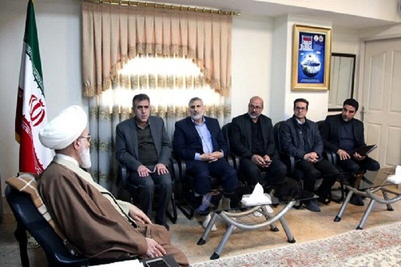 اهدای لوح تقدیر وزیر آموزش‌ و پرورش به نماینده ولی ‌فقیه در استان کرمانشاه