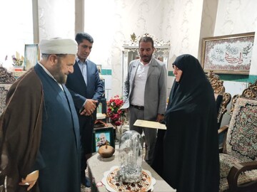 تصاویر/ دیدار امام‌ جمعه جیرفت با خانواده شهدا