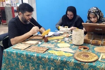 اجرای زنده منبت‌کاری سوره حمد در نمایشگاه قرآن