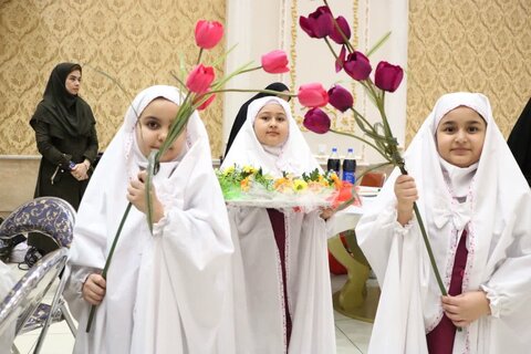 تصاویر/ برگزاری با شکوه جشن بزرگ روزه اولی ها ویژه دانش آموزان دختر در خوی