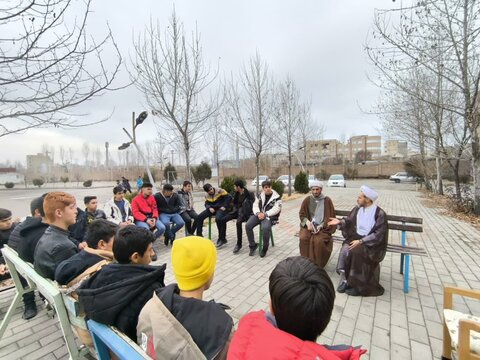 تصاویر/ بازدید دانش آموزان مدرسه شهید مفتح خوی از مدرسه علمیه امام خمینی (ره) شهرستان خوی