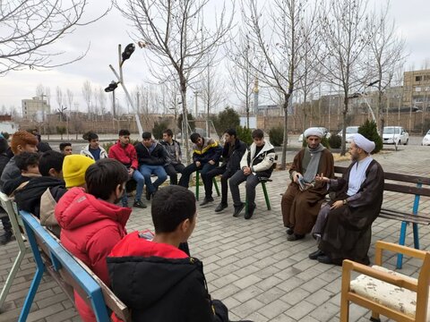 تصاویر/ بازدید دانش آموزان مدرسه شهید مفتح خوی از مدرسه علمیه امام خمینی (ره) شهرستان خوی