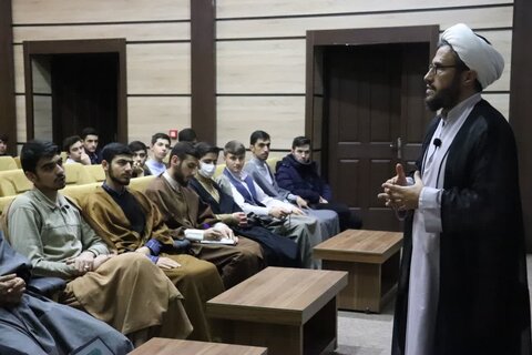 تصاویر/ نشست علمی با موضوع توضیح و تبیین طرح مطالعاتی شهید مطهری در مدرسه علمیه امام خامنه‌ای ارومیه