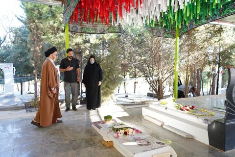 تصاویر حضور نماینده ولی فقیه در لرستان در گلزار شهدا خرم آباد