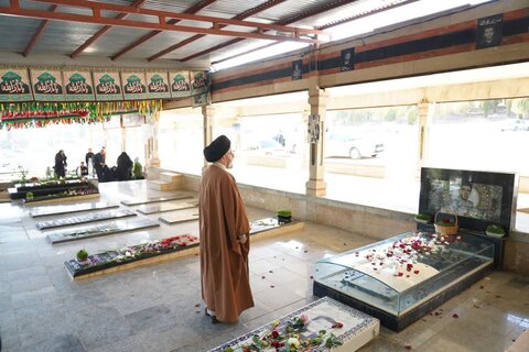 تصاویر حضور نماینده ولی فقیه در لرستان در گلزار شهدا خرم آباد