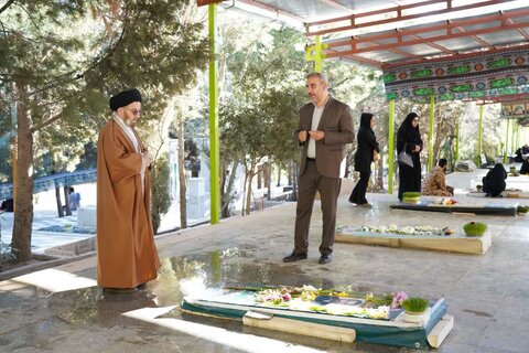 تصاویر حضور نماینده ولی فقیه در لرستان در گلزار شهدا خرم آباد