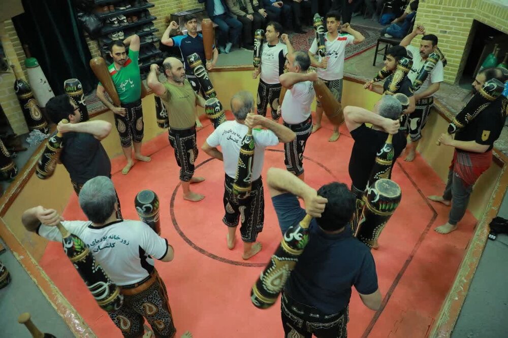 عطر معنویت با «آیین پهلوانی در ضیافت رمضان» در کاشان پراکنده شد+عکس