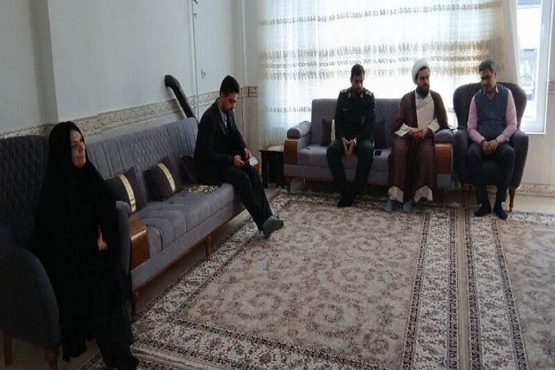 امام جمعه شهرستان صحنه از خانوادههای معظم شهدا دیدار کرد