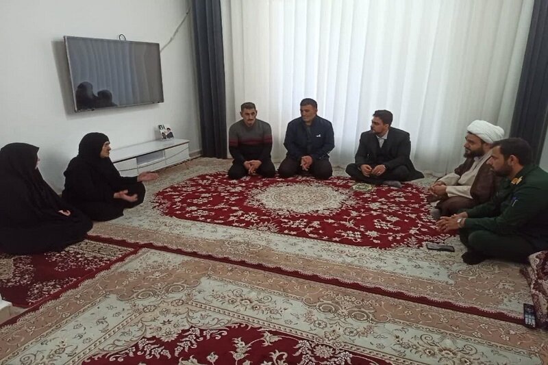 امام جمعه شهرستان صحنه از خانوادههای معظم شهدا دیدار کرد