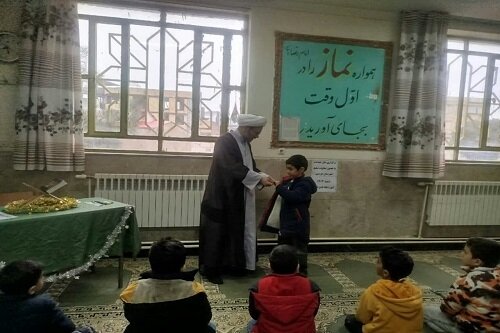 نماز جماعت دانش‌آموزی در مدرسه شهید نوذر محرابی هرسین برگزار شد+ عکس