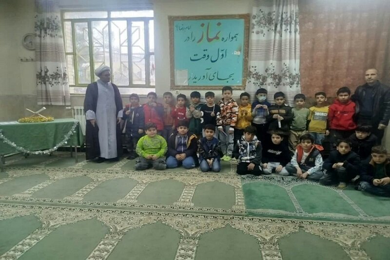 نماز جماعت دانش آموزی در مدرسه شهید نوذر محرابی هرسین برگزار شد