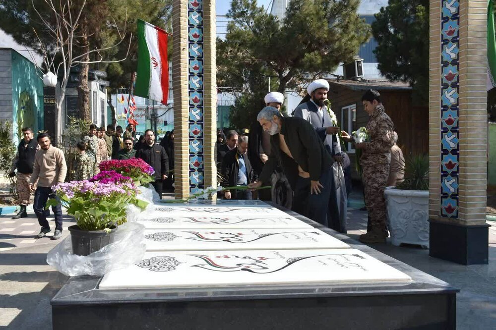 مراسم عطرافشانی و گلباران مزار شهدای گرمدره