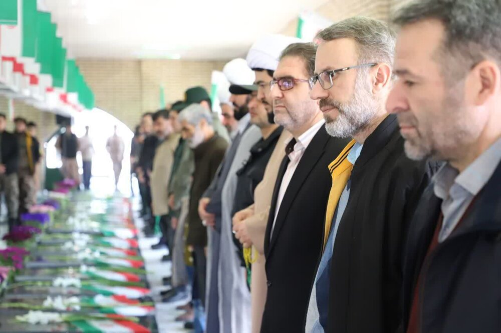 مراسم عطرافشانی و گلباران مزار شهدای گرمدره