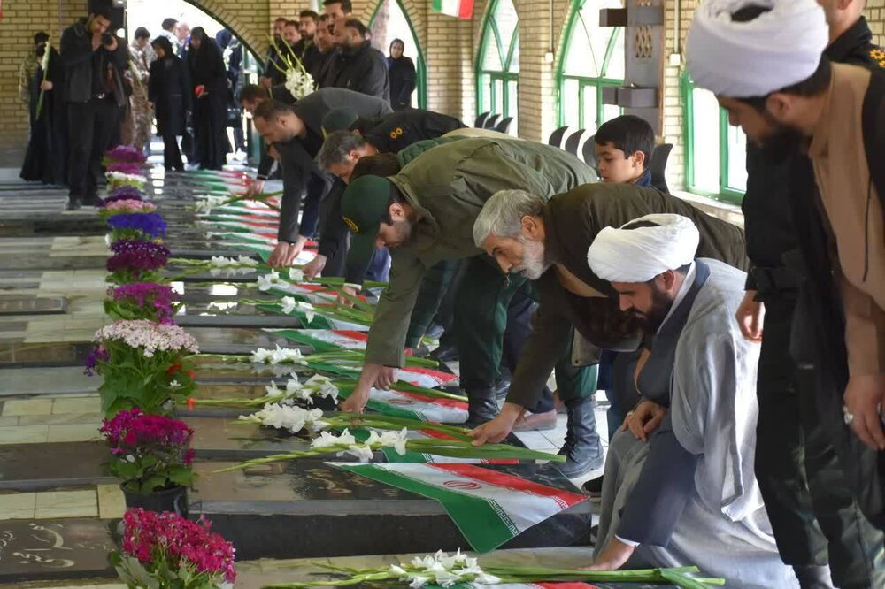 مراسم عطرافشانی و گلباران مزار شهدای گرمدره