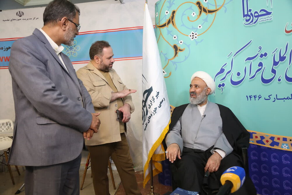 بازدید رئیس کمیسیون اصل ۹۰ مجلس  از بخش حوزوی نمایشگاه قرآن