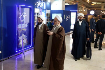 تصاویر/ بازدید سرپرست دفتر امور اجتماعی و سیاسی حوزه های علمیه از بخش حوزوی نمایشگاه قرآن
