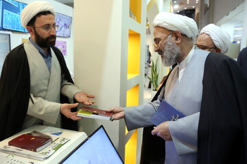 تصاویر/ بازدید رئیس کمیسیون اصل ۹۰ مجلس از بخش حوزوی نمایشگاه قرآن