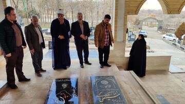 تصاویر/ گلباران مزار شهدای شهرستان صایین قلعه