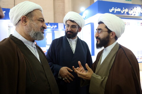 تصاویر/ بازدید سرپرست دفتر امور اجتماعی و سیاسی حوزه های علمیه از بخش حوزوی نمایشگاه قرآن