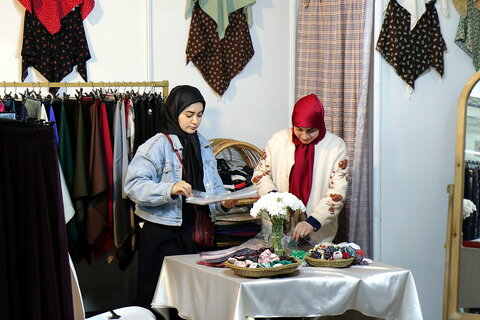 تصاویر/ غرفه طراحی پوشاک ایرانی اسلامی در مصلّی امام خمینی ره