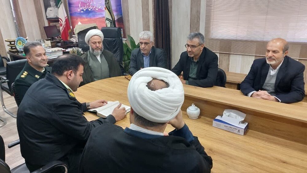 تقدیر مسئولان آران و بیدگل از قاری ممتاز برنامه محفل+عکس